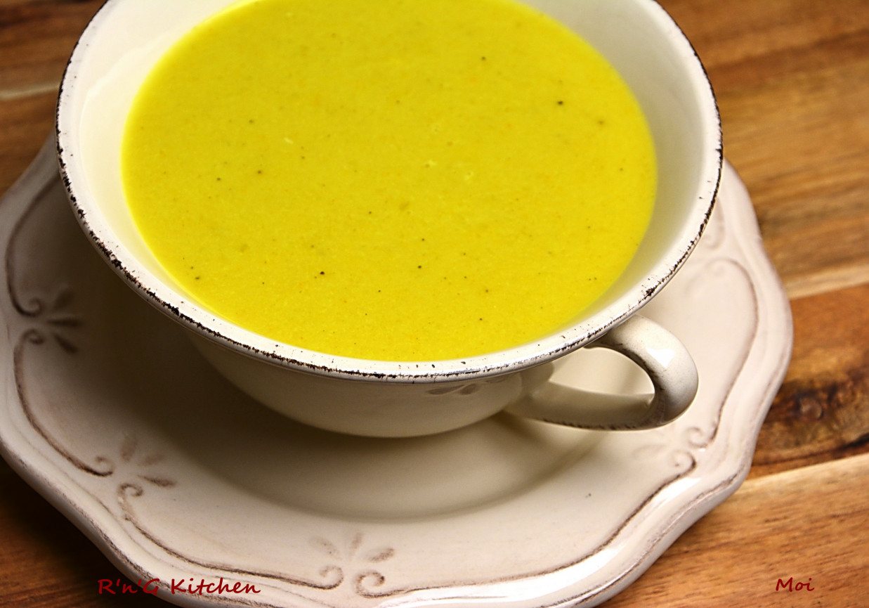 Kremowa zupa curry z selera  foto