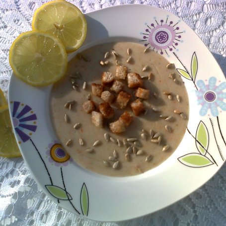 Krok 4 - Kremowa zupa cytrynowa z grzankami i słonecznikiem foto