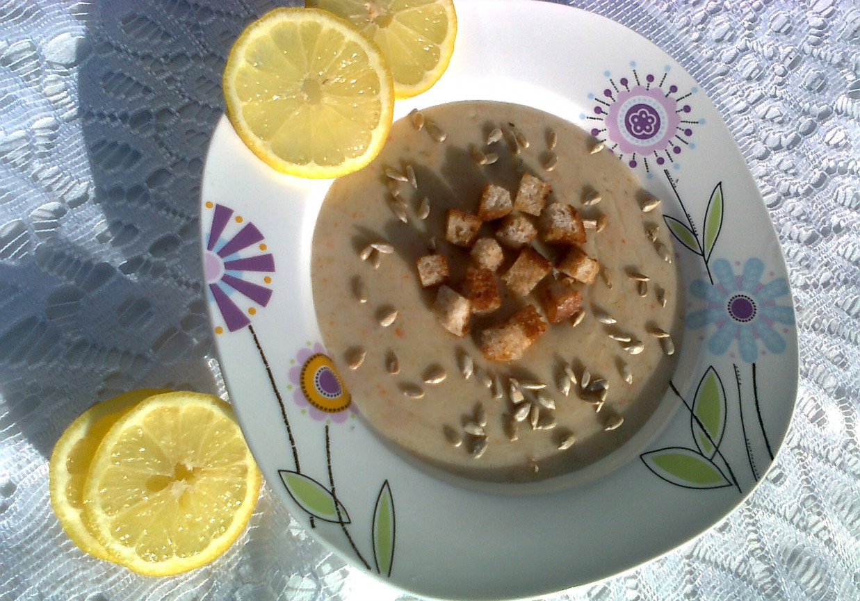 Kremowa zupa cytrynowa z grzankami i słonecznikiem foto