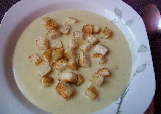 Fotografia przedstawiająca Kremowa zupa czosnkowa