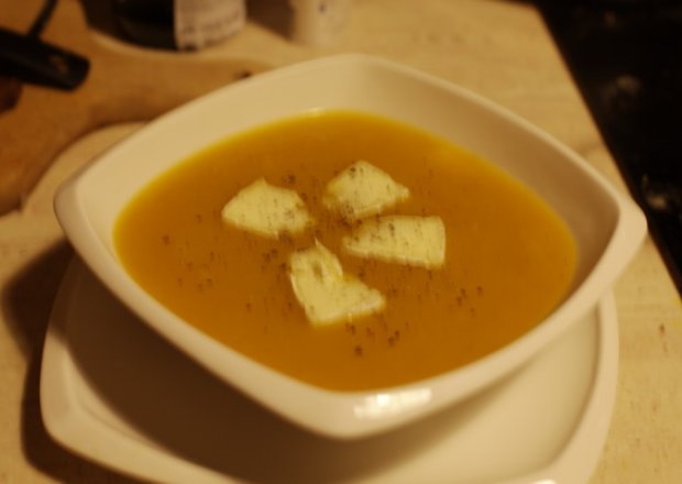 Fotografia przedstawiająca Kremowa zupa dyniowa z pomidorami i wedzonym kurczakiem