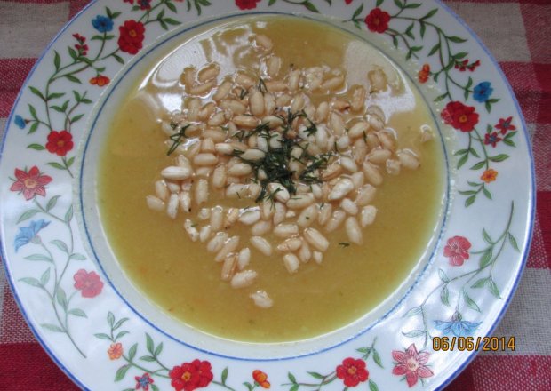 Fotografia przedstawiająca Kremowa zupa jarzynowa z ryżem preparowanym
