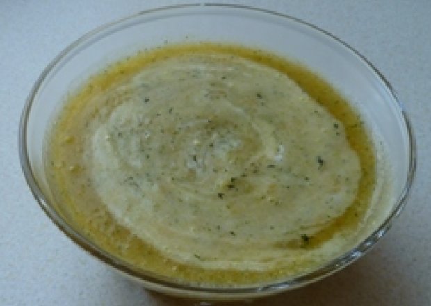 Fotografia przedstawiająca Kremowa zupa kalafiorowa z koperkiem