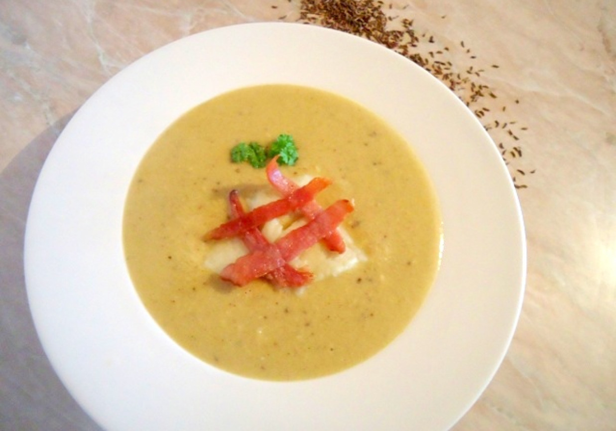 Kremowa zupa kminkowa foto