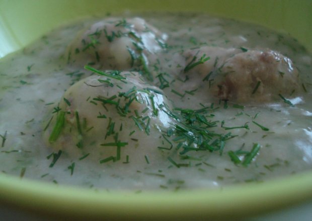 Fotografia przedstawiająca Kremowa zupa koperkowa z pulpecikami