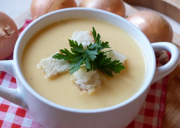 Fotografia przedstawiająca Kremowa zupa krem z cebuli
