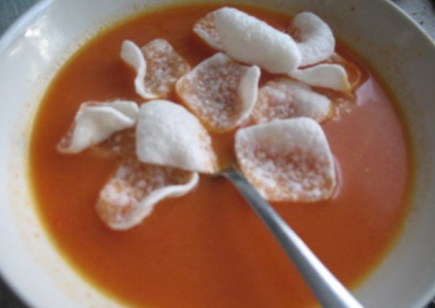Fotografia przedstawiająca Kremowa zupa paprykowa z prażynkami