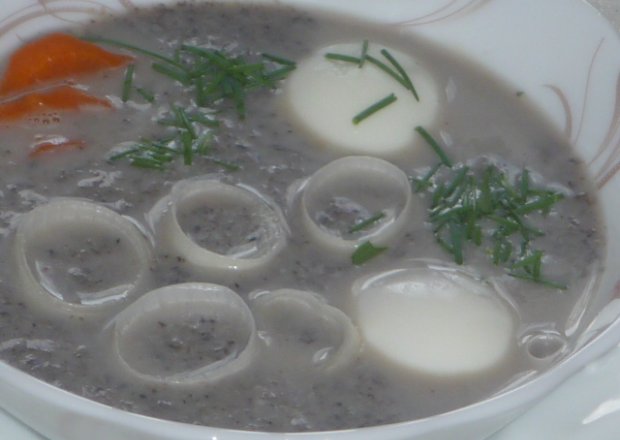 Fotografia przedstawiająca Kremowa zupa pieczarkowa z jajkiem i warzywami