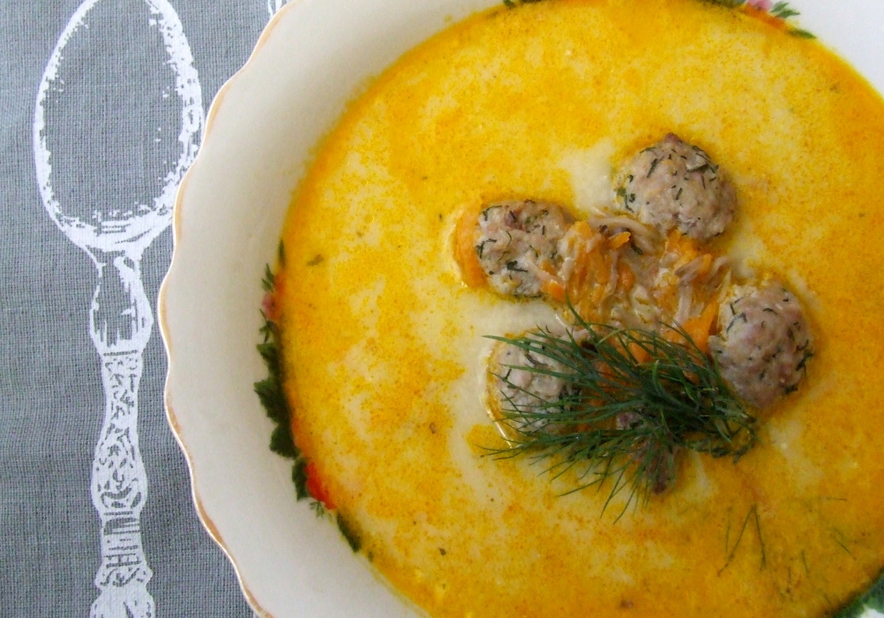 Kremowa zupa pieczarkowo-marchewkowa z pulpecikami foto
