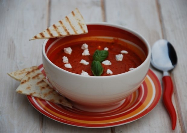 Fotografia przedstawiająca Kremowa zupa pomidorowa z kozim serem