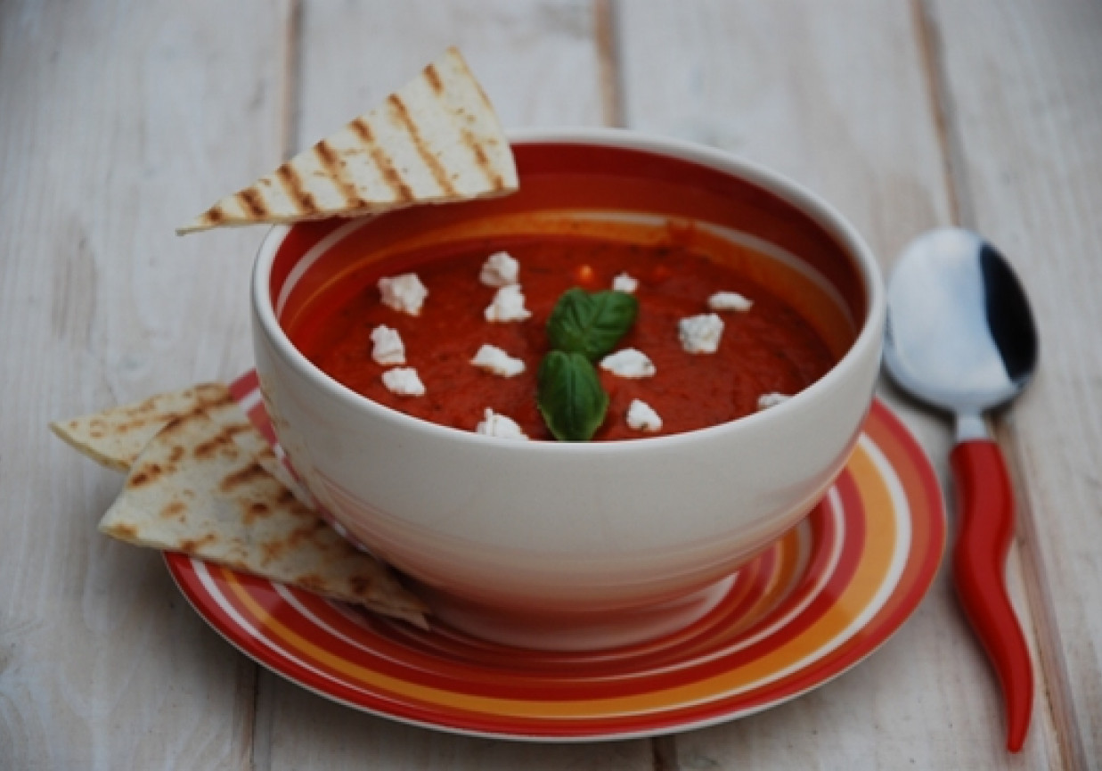 Kremowa zupa pomidorowa z kozim serem foto