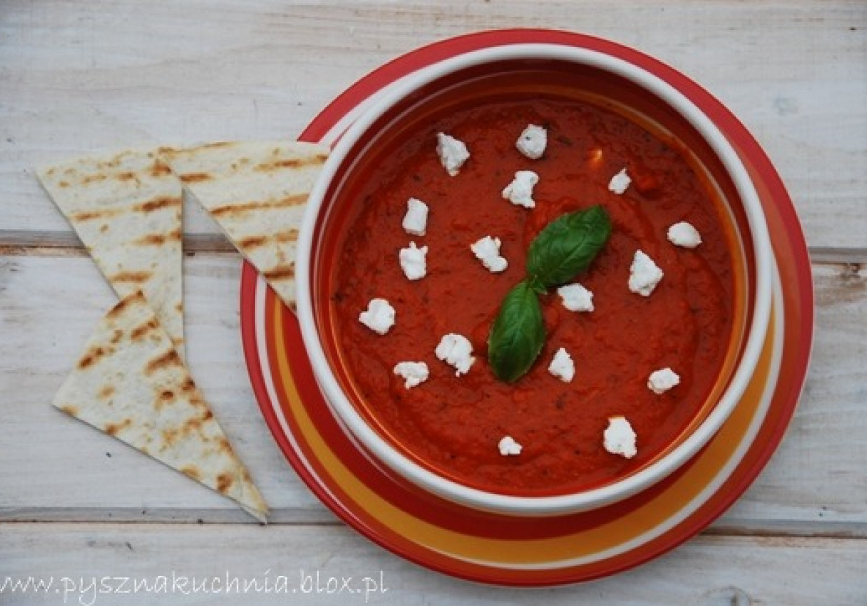 Kremowa zupa pomidorowa z kozim serem foto