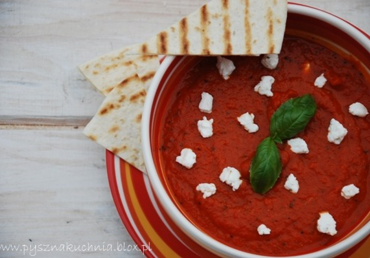 Kremowa zupa pomidorowa z kozim serem foto