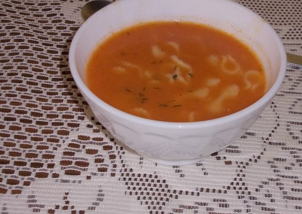 Fotografia przedstawiająca Kremowa zupa pomidorowa z makaronem