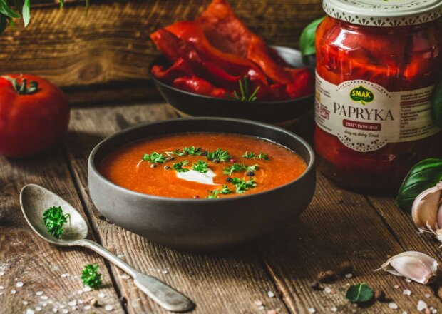 Fotografia przedstawiająca Kremowa zupa pomidorowa z papryką