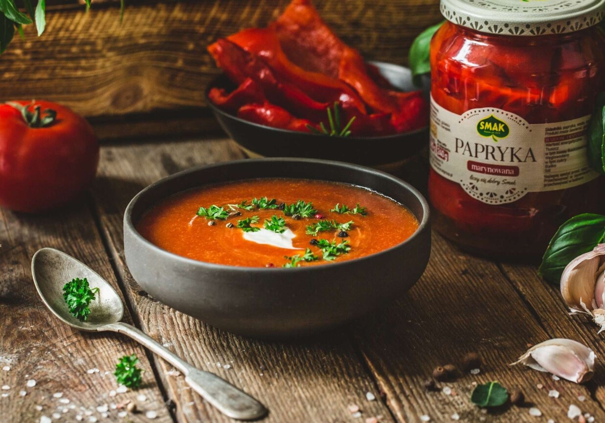 Kremowa zupa pomidorowa z papryką foto