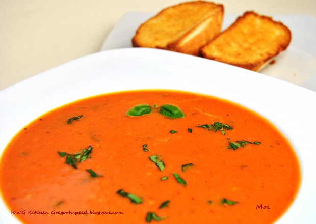 Fotografia przedstawiająca Kremowa zupa pomidorowa