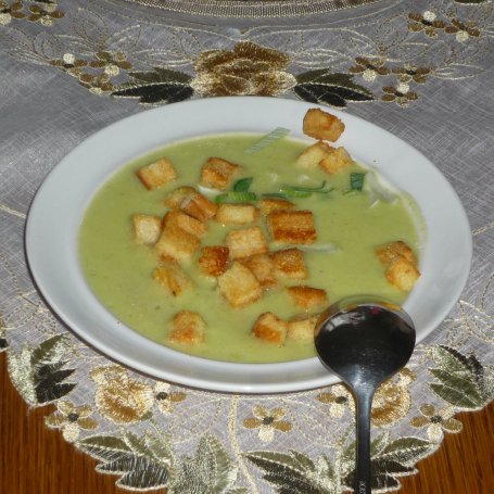 Krok 6 - Kremowa zupa porowa z kiełbasą i aromatycznymi grzankami foto