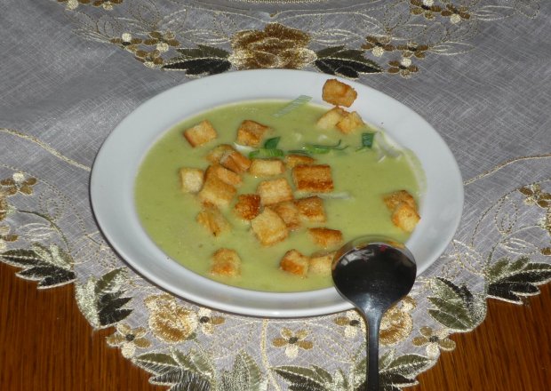 Fotografia przedstawiająca Kremowa zupa porowa z kiełbasą i aromatycznymi grzankami