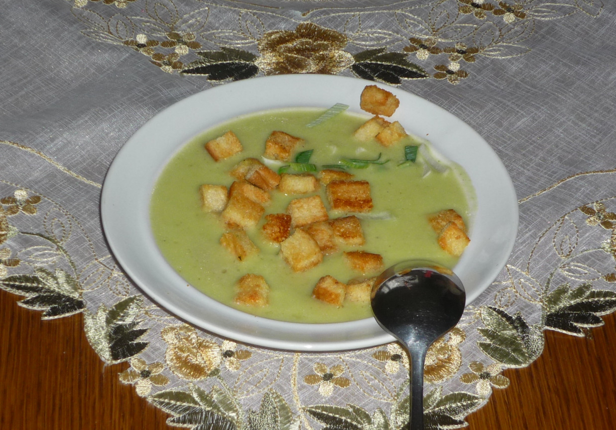 Kremowa zupa porowa z kiełbasą i aromatycznymi grzankami foto