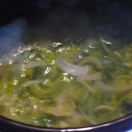 Krok 3 - Kremowa zupa porowa z kiełbasą i aromatycznymi grzankami foto