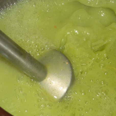 Krok 4 - Kremowa zupa porowa z kiełbasą i aromatycznymi grzankami foto