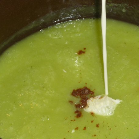Krok 5 - Kremowa zupa porowa z kiełbasą i aromatycznymi grzankami foto