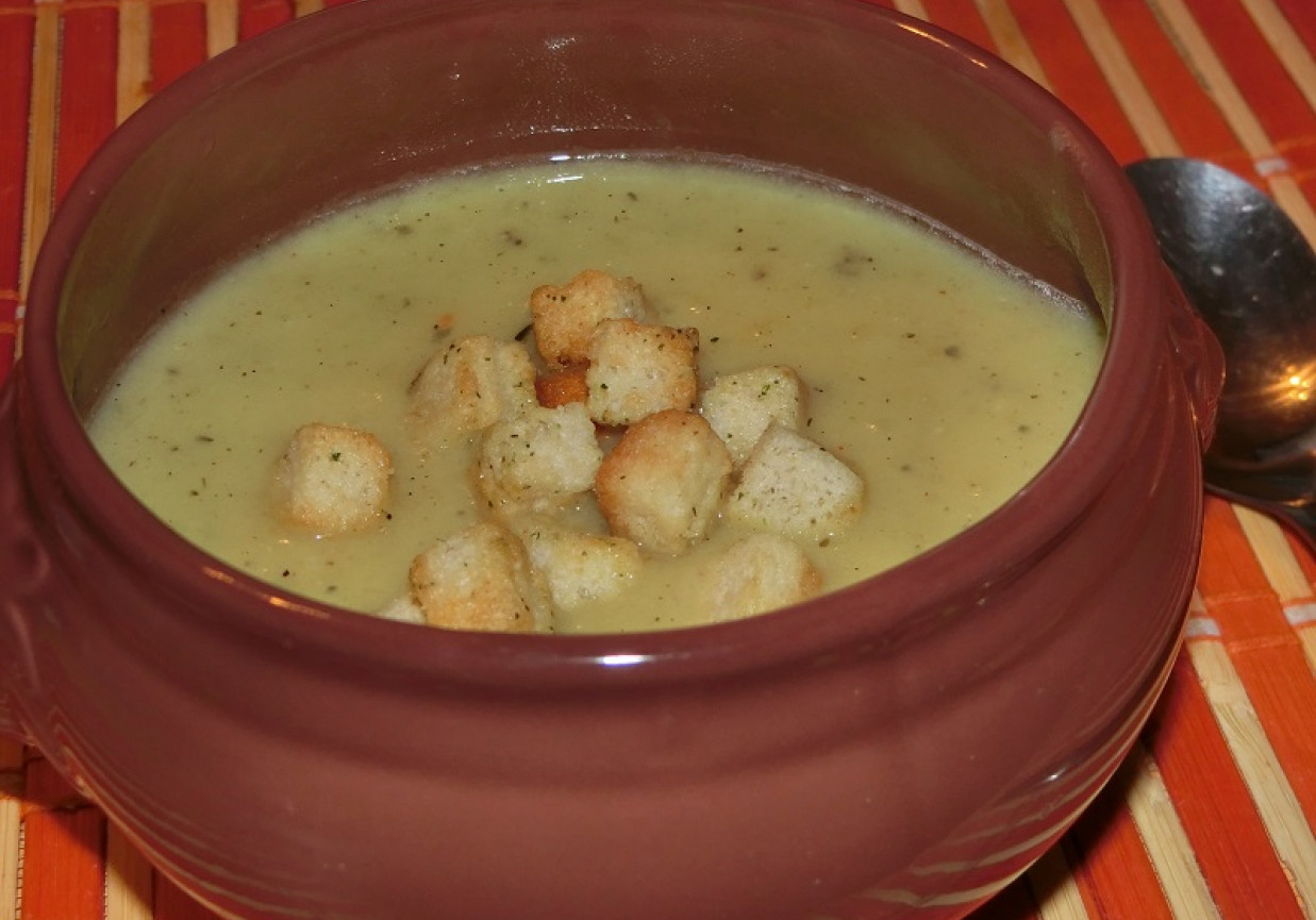 Kremowa zupa serowo - cebulowa z chilli i grzankami foto