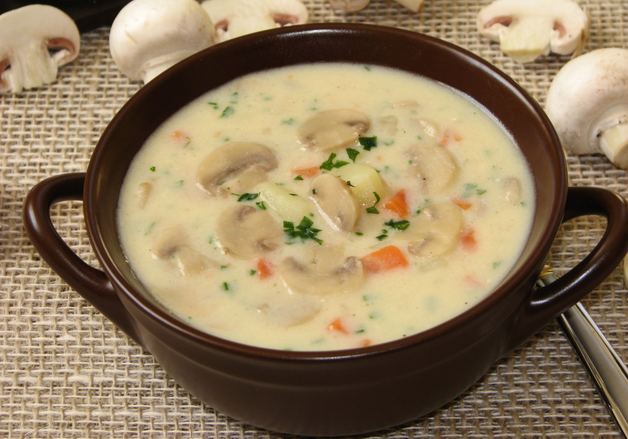 Kremowa zupa serowo-pieczarkowa foto