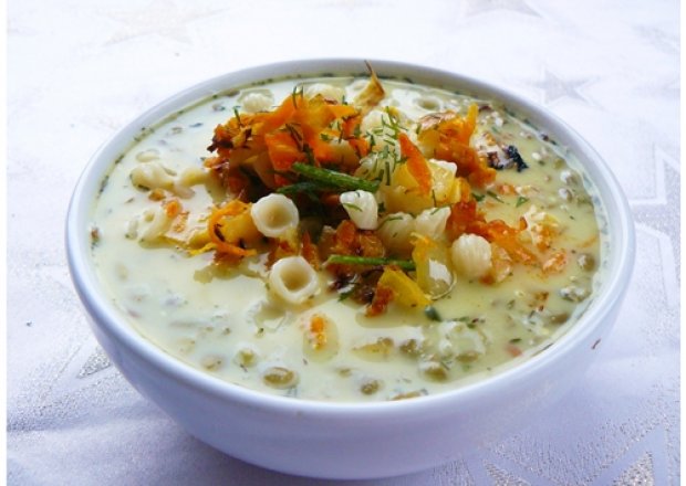 Fotografia przedstawiająca " Kremowa zupa soczewicowa z muszelkami i chrupiącą marchewką "
