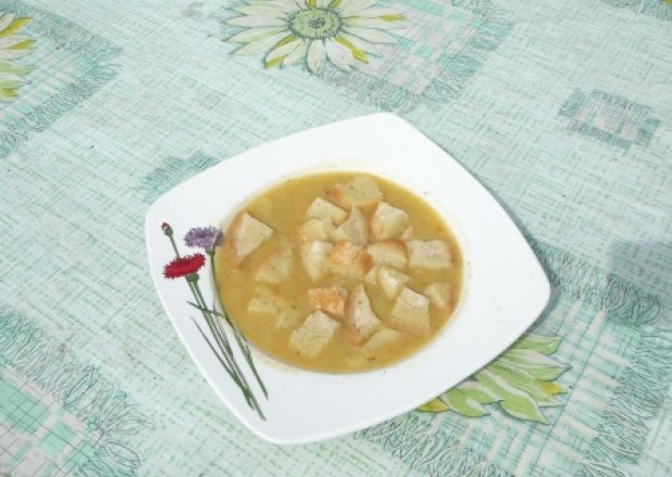 Fotografia przedstawiająca Kremowa zupa szparagowa z ziemniakami