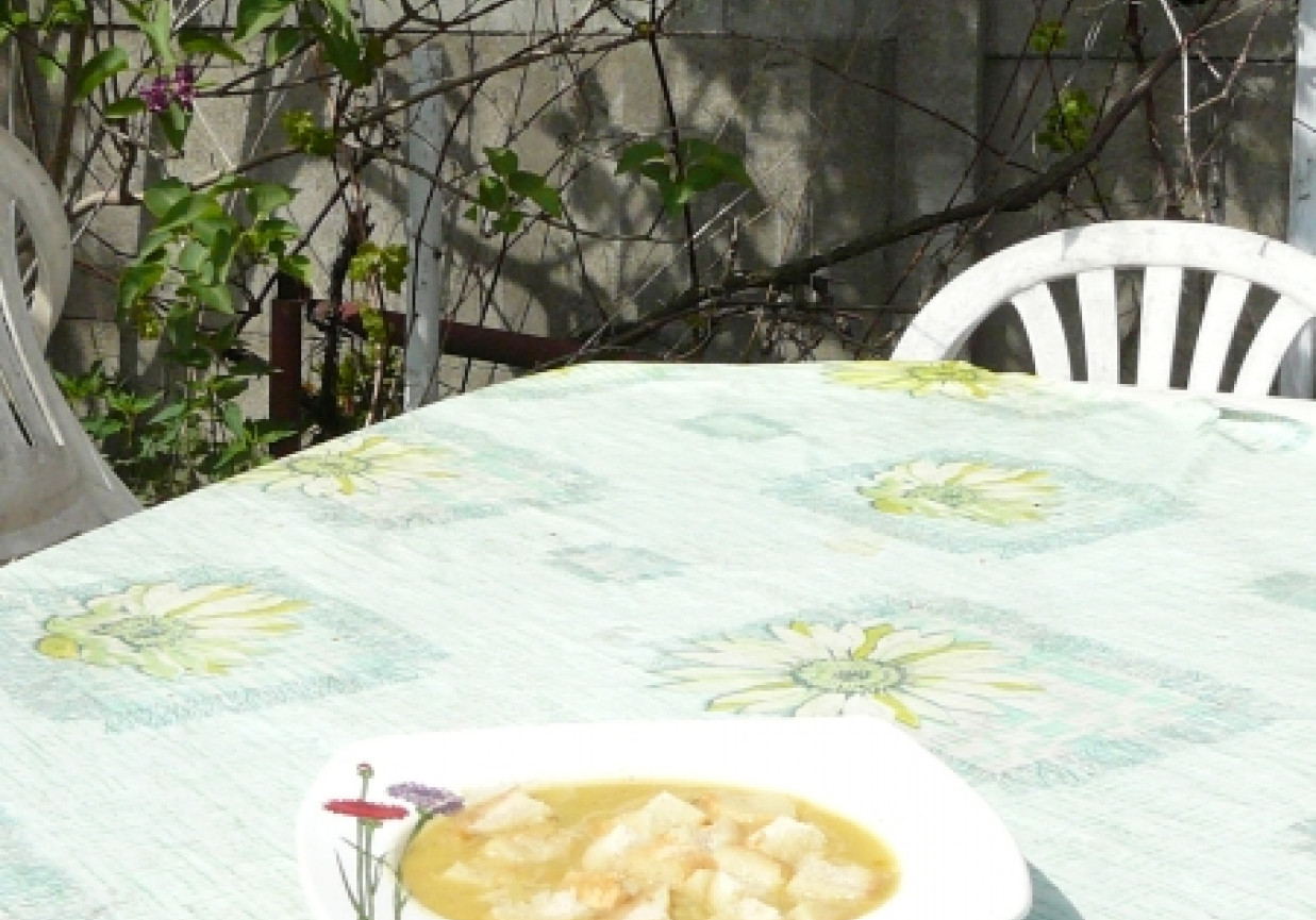 Kremowa zupa szparagowa z ziemniakami foto