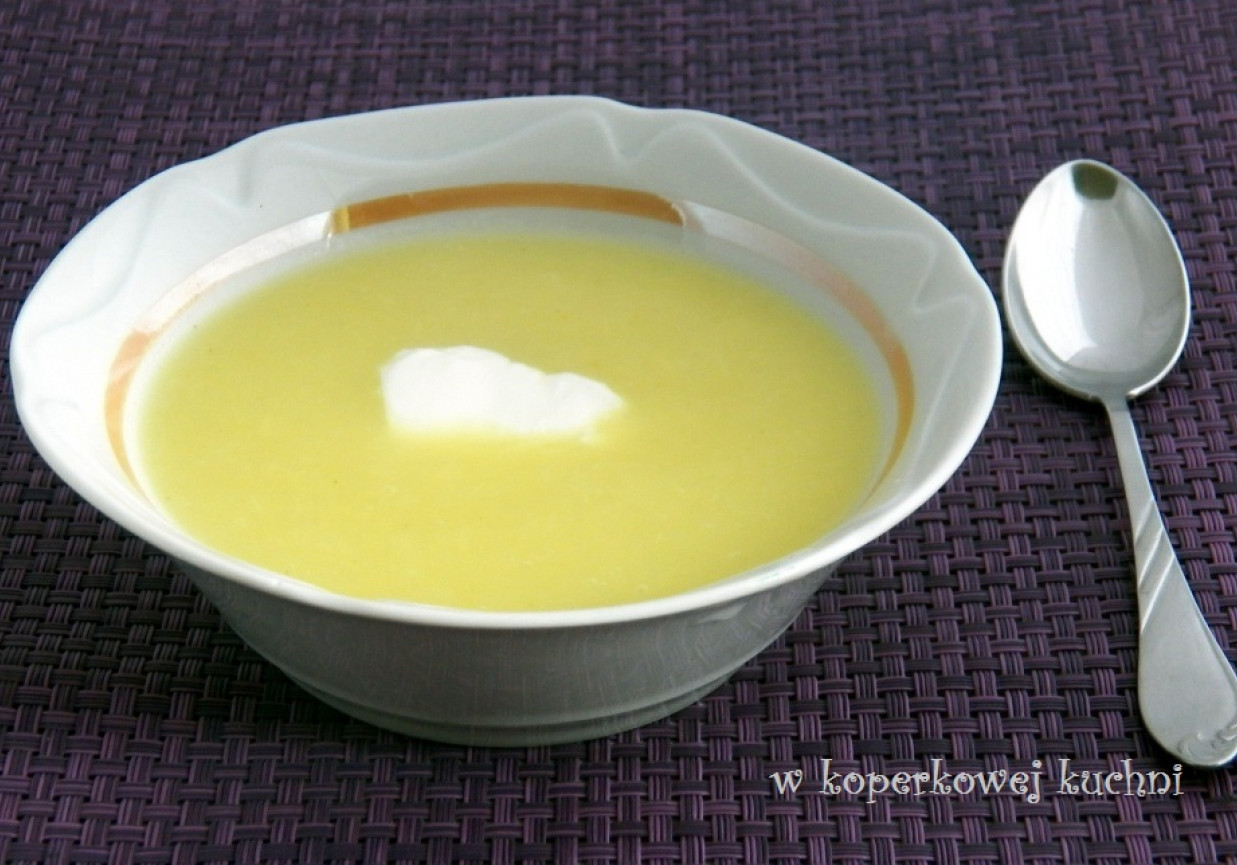Kremowa zupa z białych szparagów foto