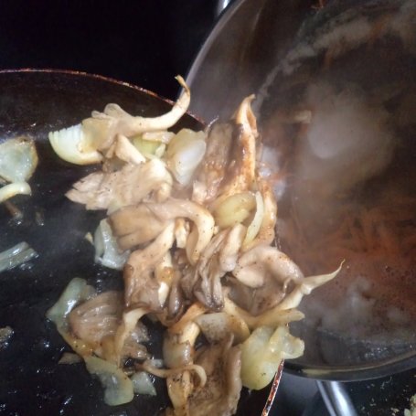 Krok 6 - Kremowa zupa z boczniakami i młodymi ziemniakami :) foto