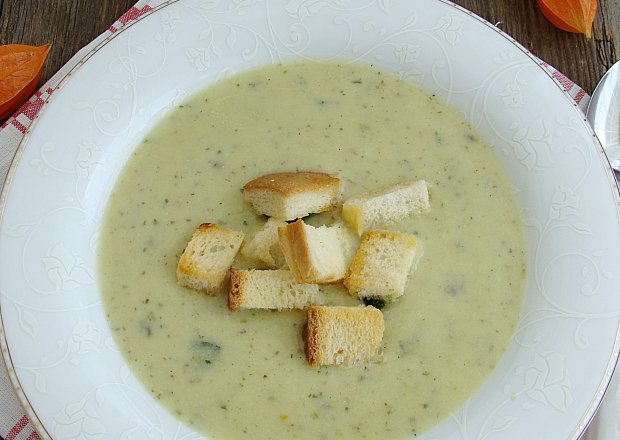 Fotografia przedstawiająca Kremowa zupa z cukini pieczarek i mascarpone