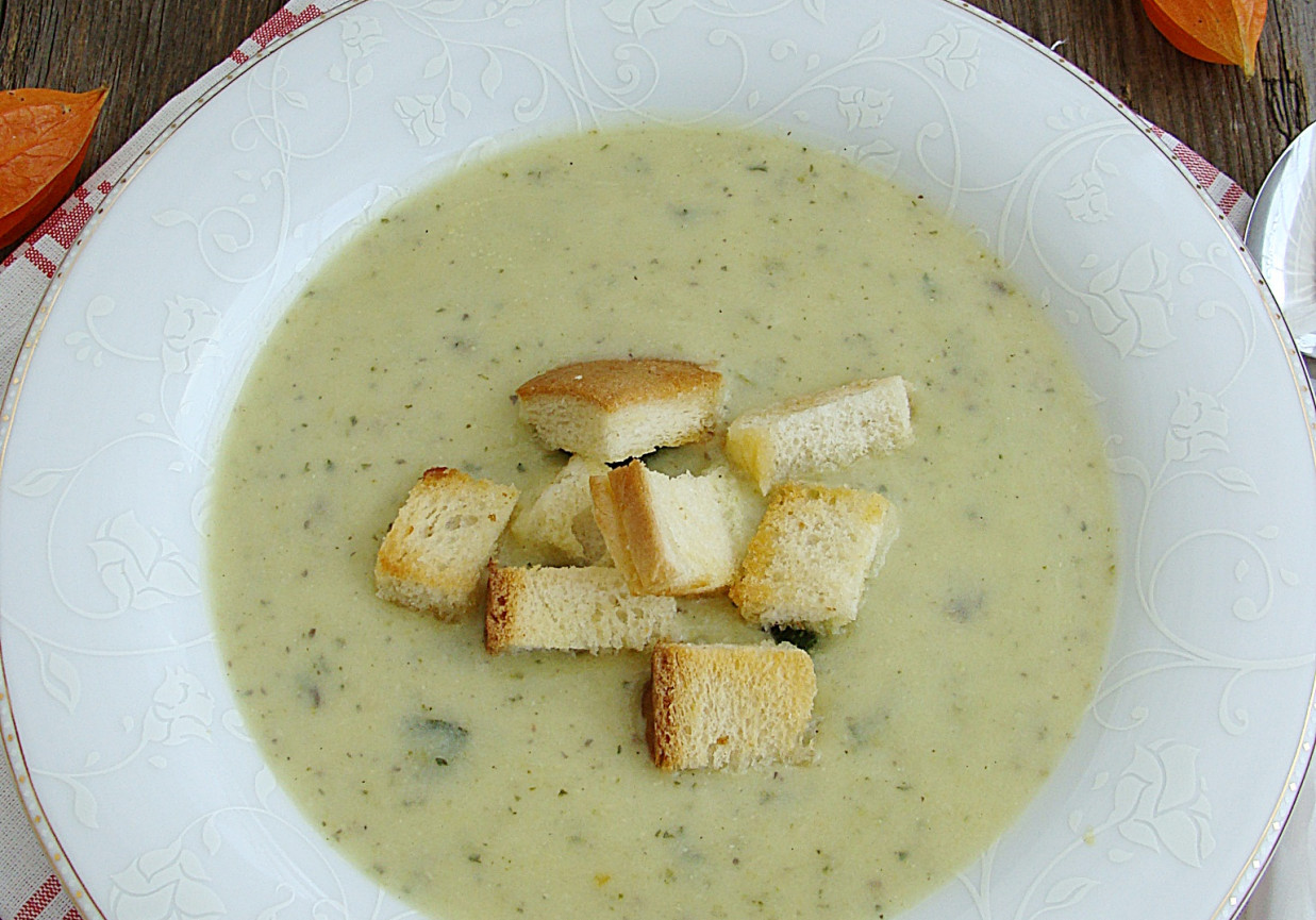 Kremowa zupa z cukini pieczarek i mascarpone foto