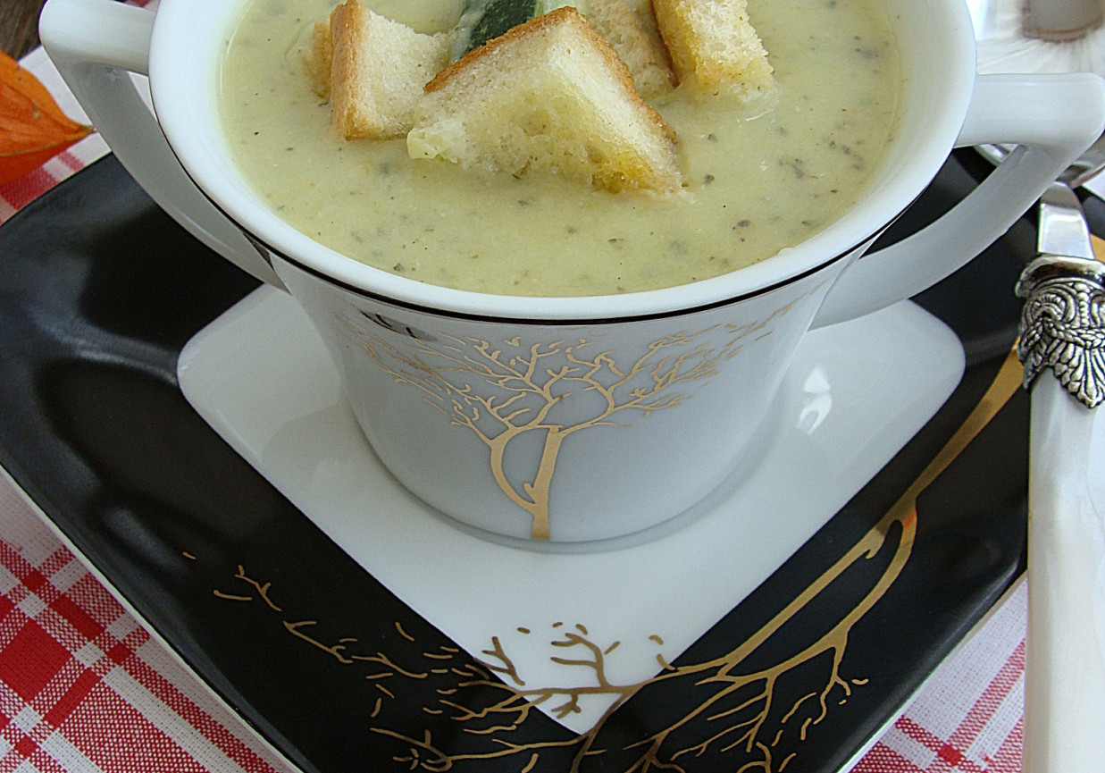 Kremowa zupa z cukini pieczarek i mascarpone foto