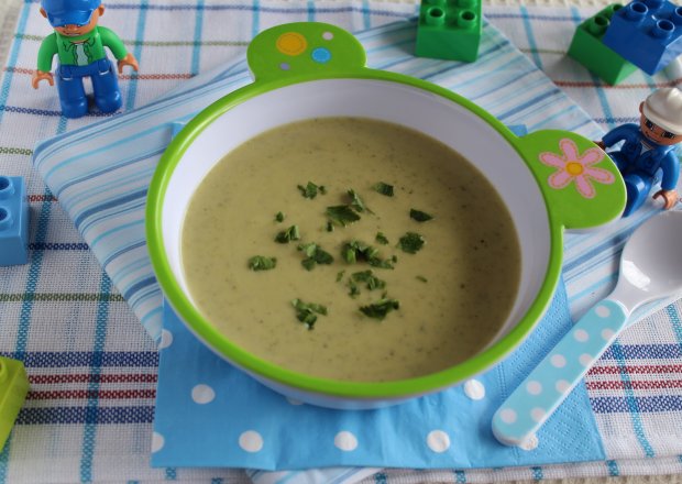 Fotografia przedstawiająca Kremowa zupa z cukinii dla maluchów