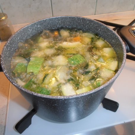 Krok 4 - Kremowa zupa z cukinii z serkiem topionym i prażonymi migdałami foto