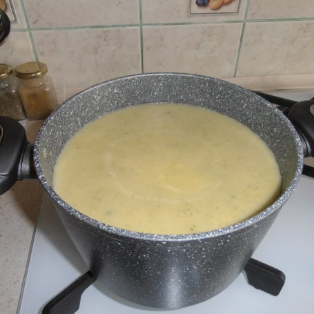 Krok 5 - Kremowa zupa z cukinii z serkiem topionym i prażonymi migdałami foto