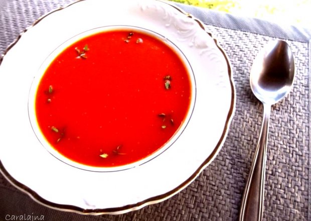 Fotografia przedstawiająca kremowa zupa z czerwonej papryki