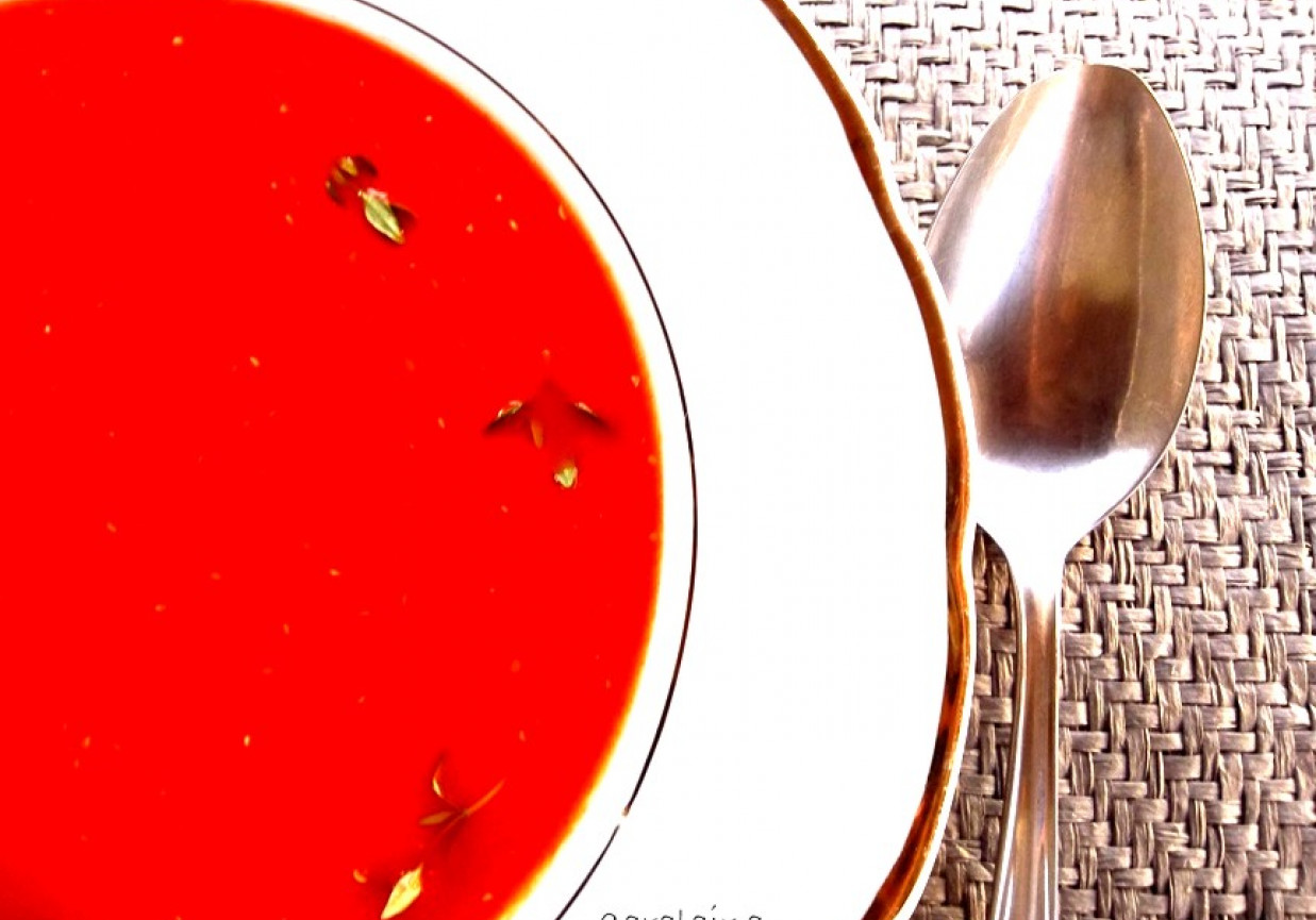 kremowa zupa z czerwonej papryki foto