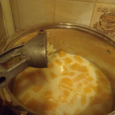 Krok 4 - Kremowa zupa z dyni z granatem foto