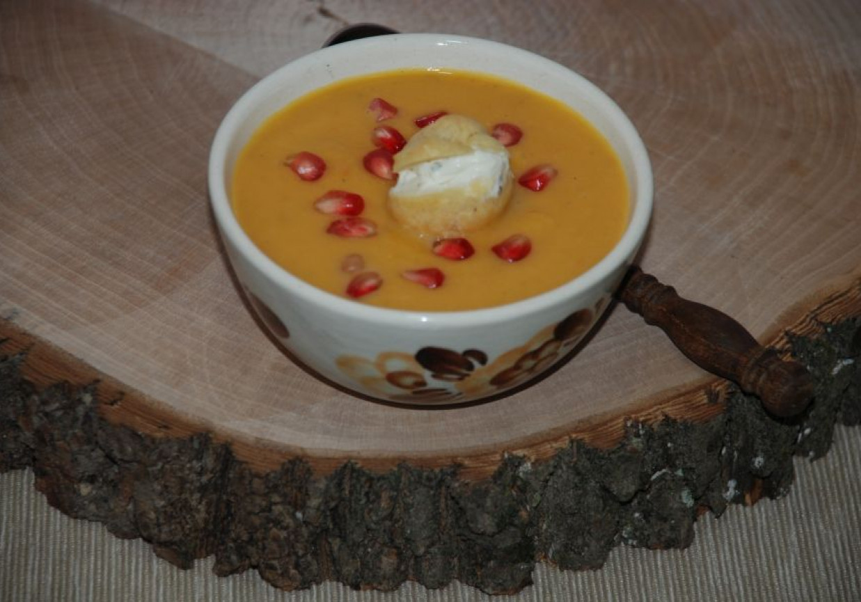 Kremowa zupa z dyni z granatem foto