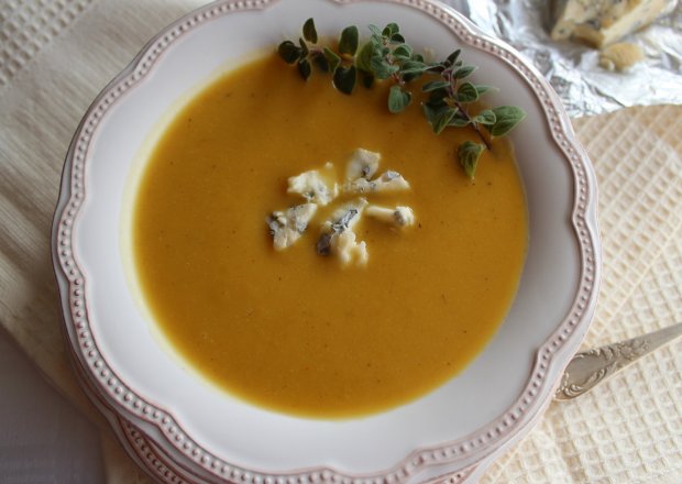 Fotografia przedstawiająca Kremowa zupa z dyni z serem pleśniowym