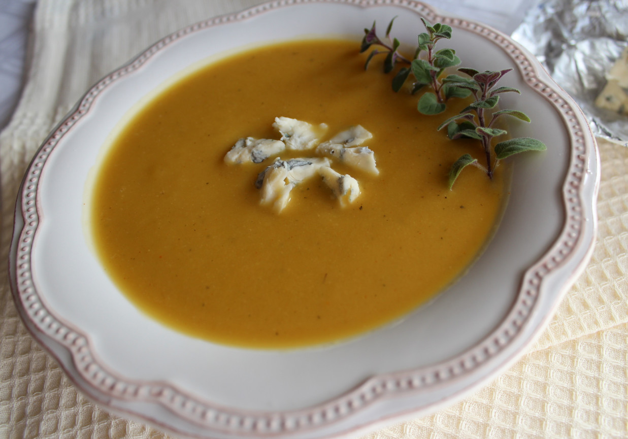 Kremowa zupa z dyni z serem pleśniowym foto