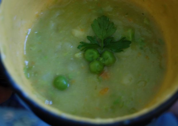 Fotografia przedstawiająca kremowa zupa z groszku i pora