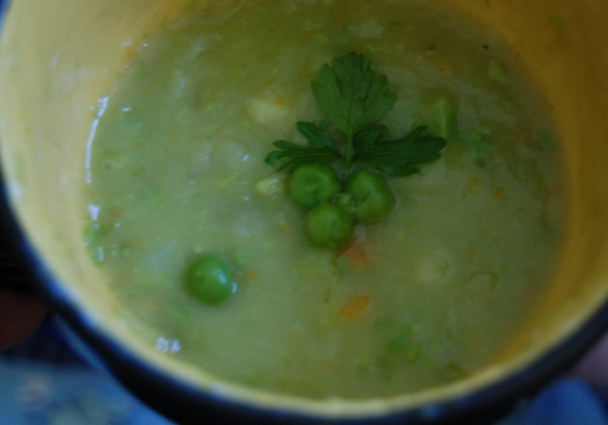 kremowa zupa z groszku i pora foto