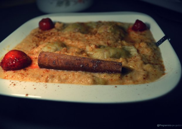 Fotografia przedstawiająca Kremowa zupa z jabłek i ravioli z truskawkami