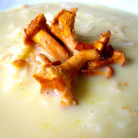 Krok 3 - Kremowa zupa z kurek z serkiem topionym foto